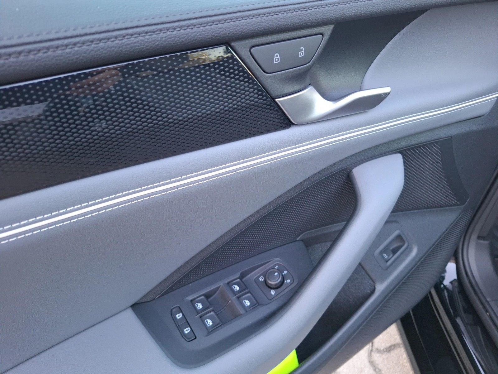 Fahrzeugabbildung Volkswagen Passat Variant eTSI Business DSG LED Navi AID HU