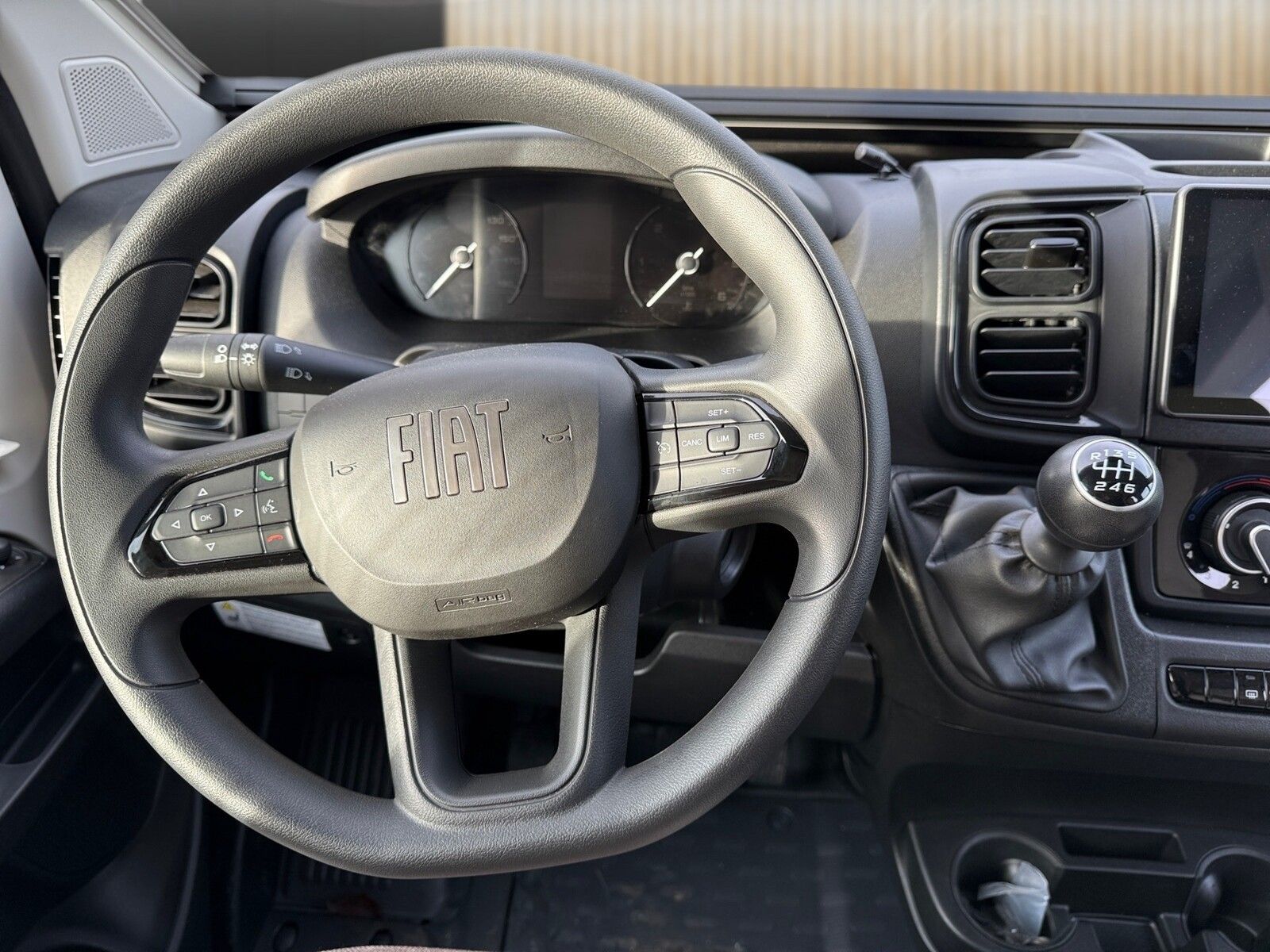 Fahrzeugabbildung Eura Mobil Van V 595 HB Pop-Up Dach, Captain-Chair-Sitze