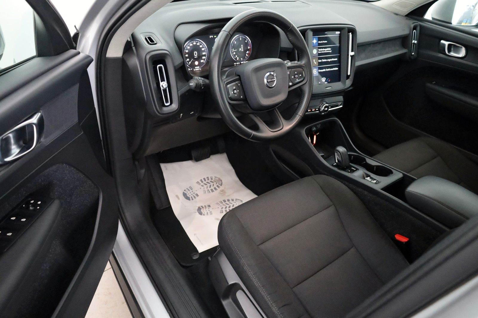 Fahrzeugabbildung Volvo XC40 2WD Navi,LED,Kamera,Apple CarPlay,PDC