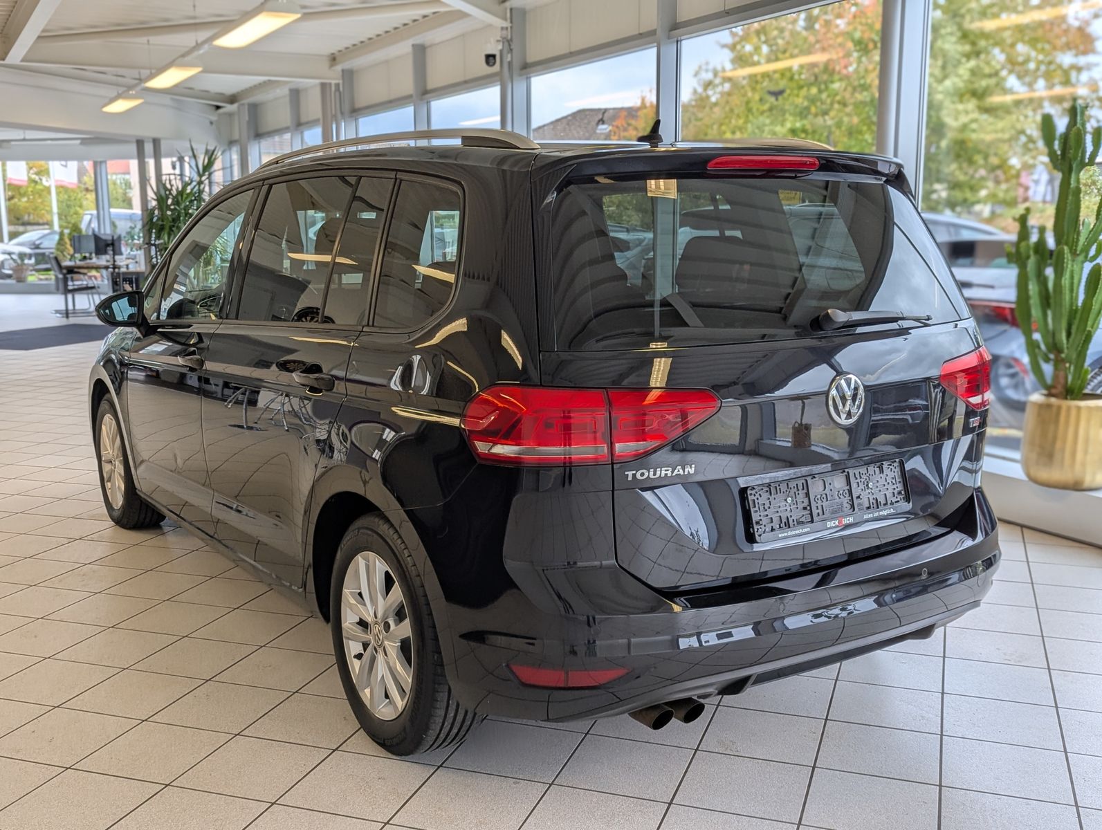 Fahrzeugabbildung Volkswagen Touran 1.4 TSI DSG Comfline 7-Sitze Navi