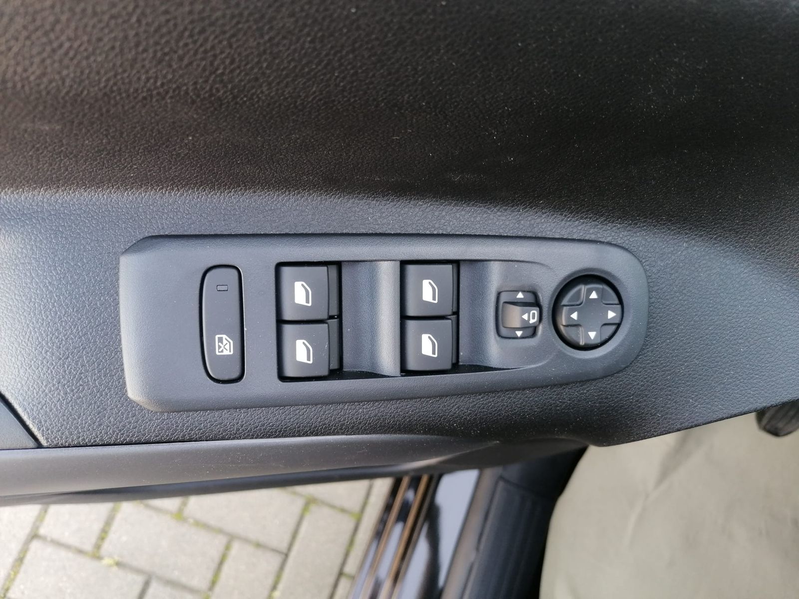 Fahrzeugabbildung Opel Combo 1.5 D PKW MATRIX-LED ALU KAMERA NAVI 10"