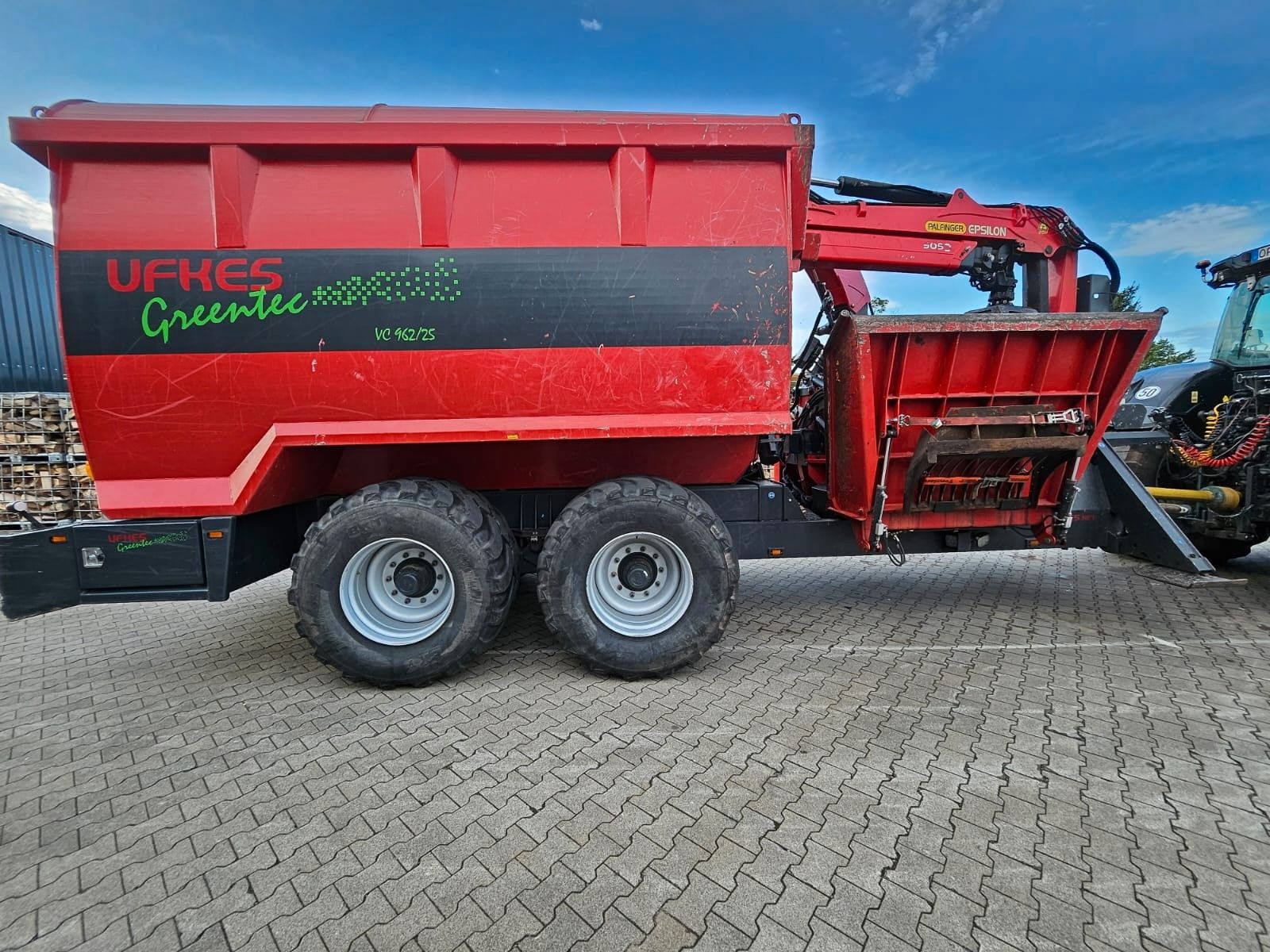 Fahrzeugabbildung Andere Ufkes 962/25 / Valtra S374 / nur: 1.980h!