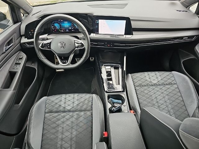 Fahrzeugabbildung Volkswagen Golf Variant R-LINE 1.5 eTSI DSG BLACK STYLE EAS