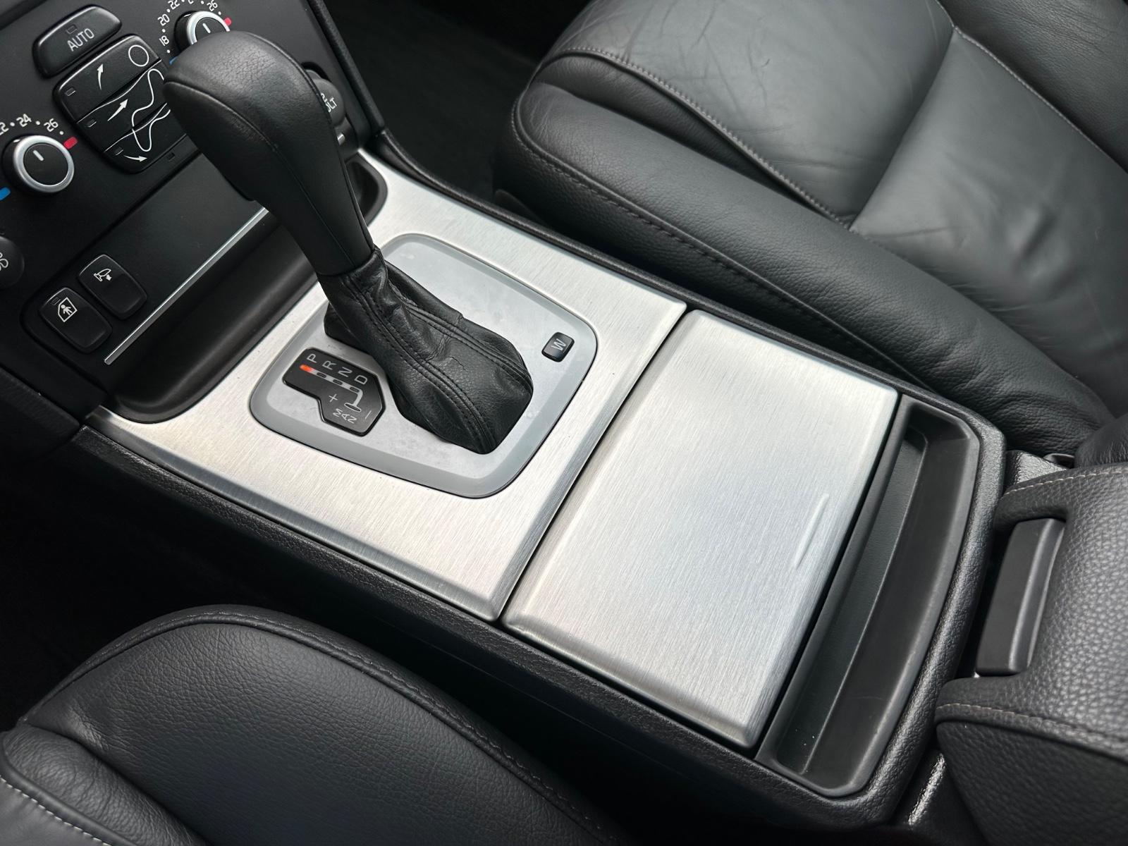 VOLVO XC90 D5 AWD - MOMENTUM - 200 Cv - BVA - BLUETOOTH - RÉGULATEUR DE VITESSE - 7 Places