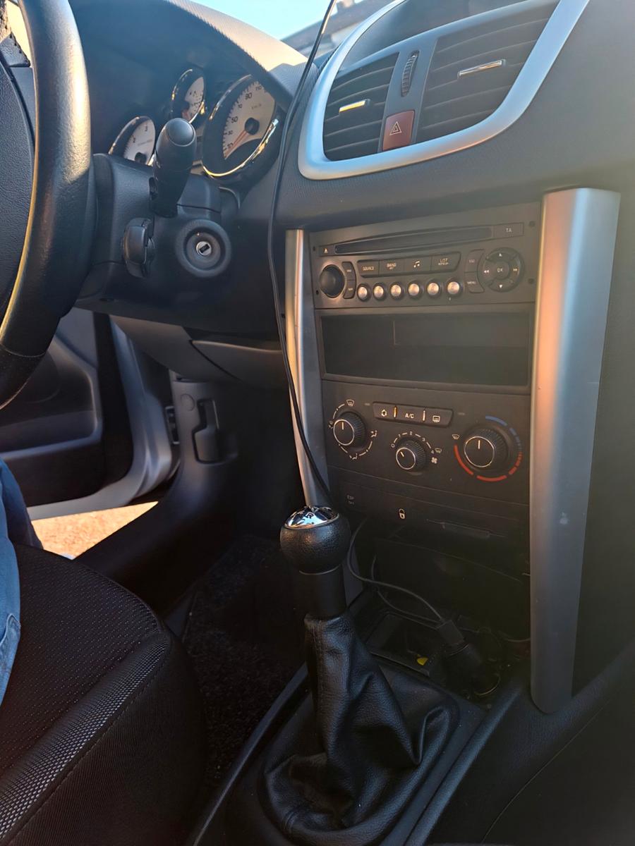 Peugeot 207 2012 — interior