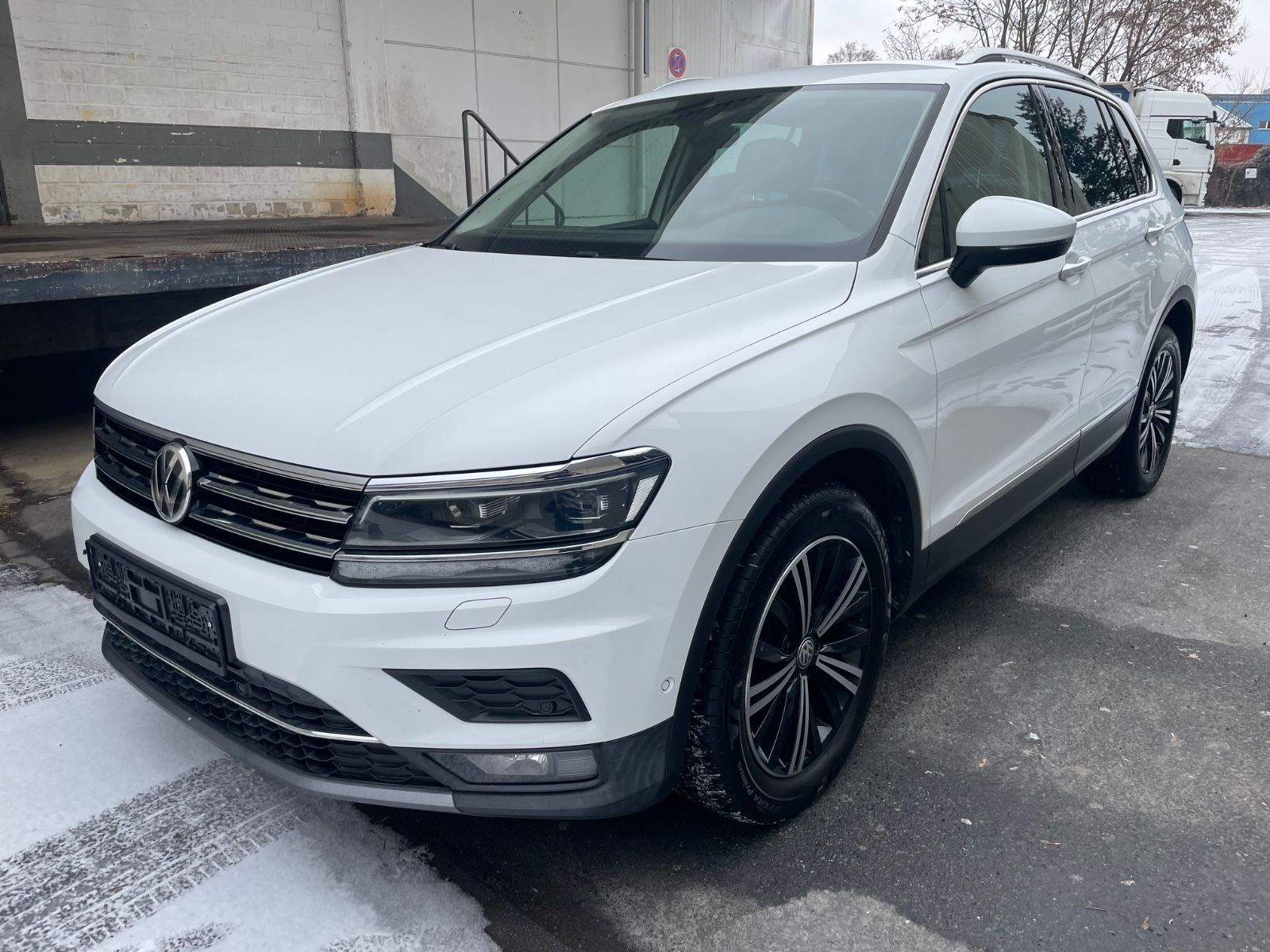 Volkswagen Tiguan - 1