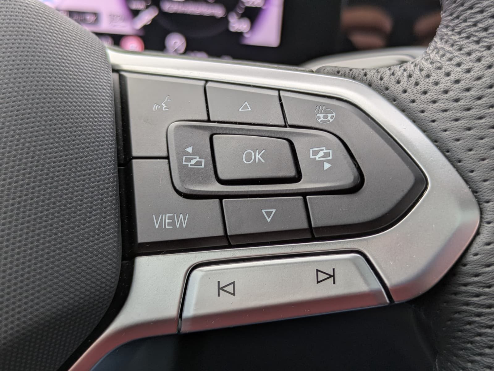 Fahrzeugabbildung Volkswagen Tiguan 2.0 TDI 4M R-Line PANO*H&K*AHK*MATRIX*20"