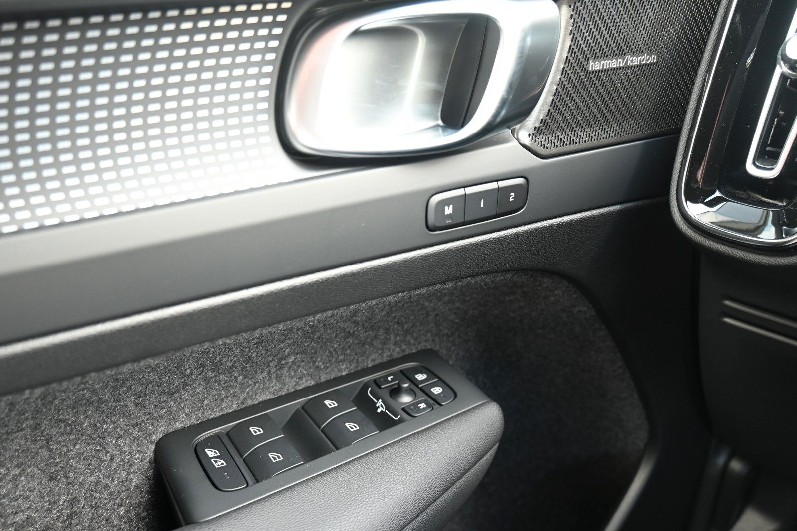 Fahrzeugabbildung Volvo XC40 B4 DKG Plus Dark*FSHZG*360°*ACC*Allwetter