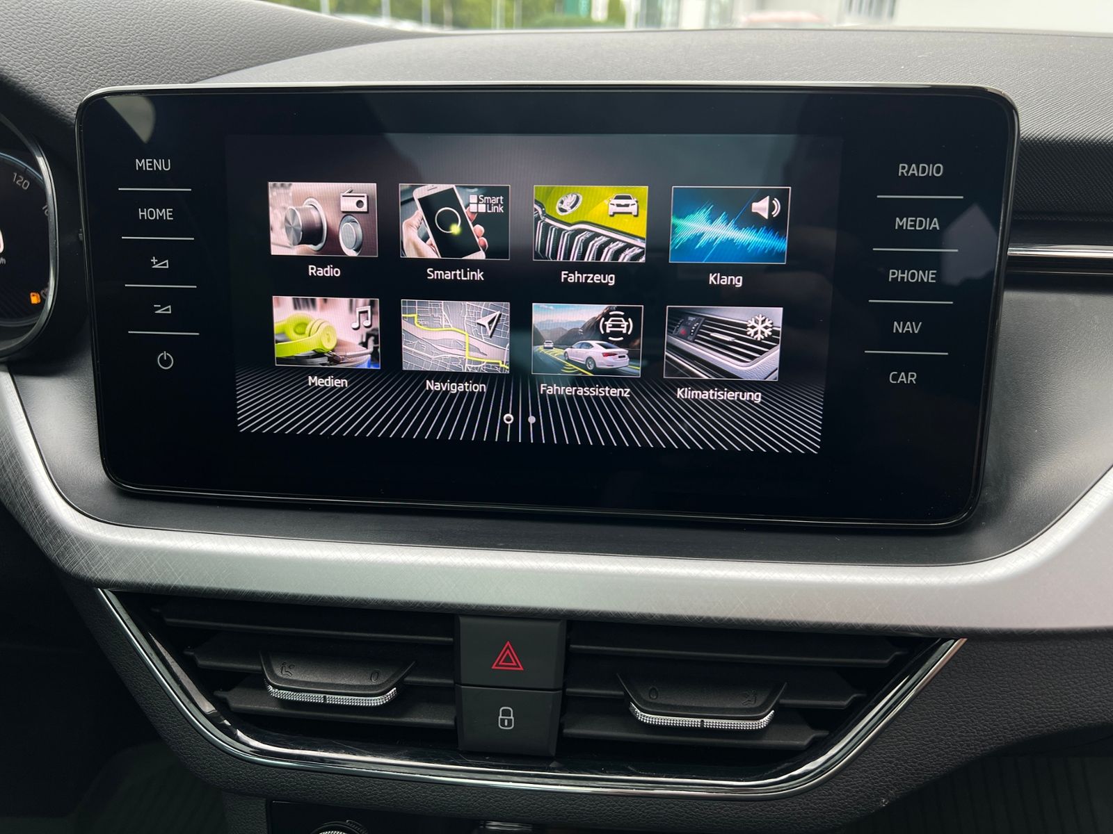 Fahrzeugabbildung SKODA Scala TOUR 1.0 TSI DSG *LED, Pano, Navi, 17"-LM*