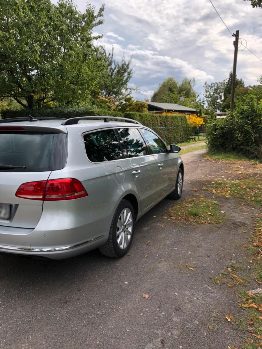 Volkswagen Passat 2010 — вигляд ззаду