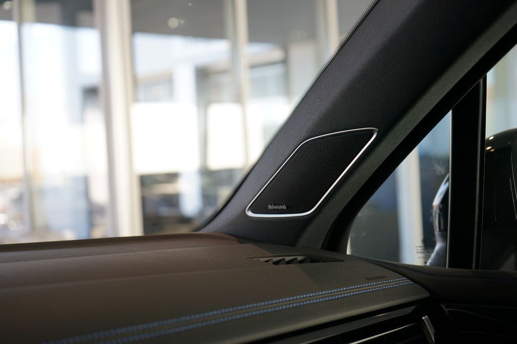 VW Touareg R eHybird | Pano | AHK | Dynaudio VW Touareg R eHybird | Pano | AHK | Dynaudio