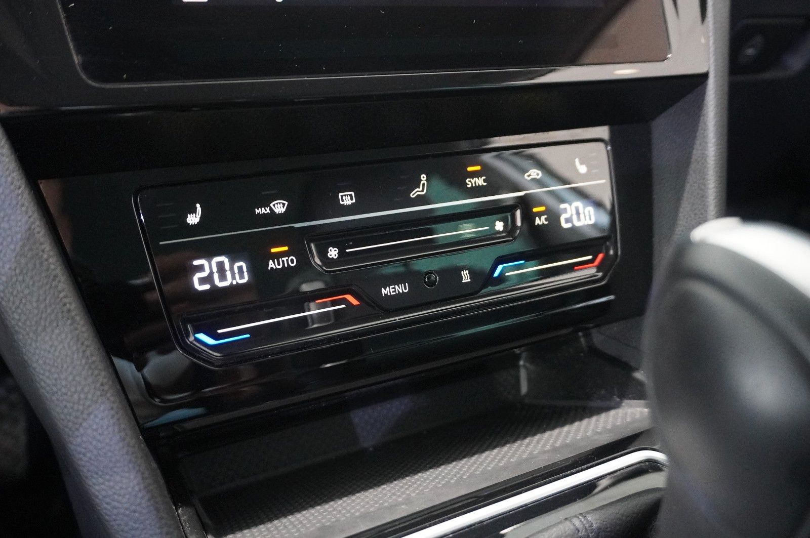 Fahrzeugabbildung Volkswagen Passat Vari. 2.0D R-LINE 4M NAVI/LED/KAMERA/AHK