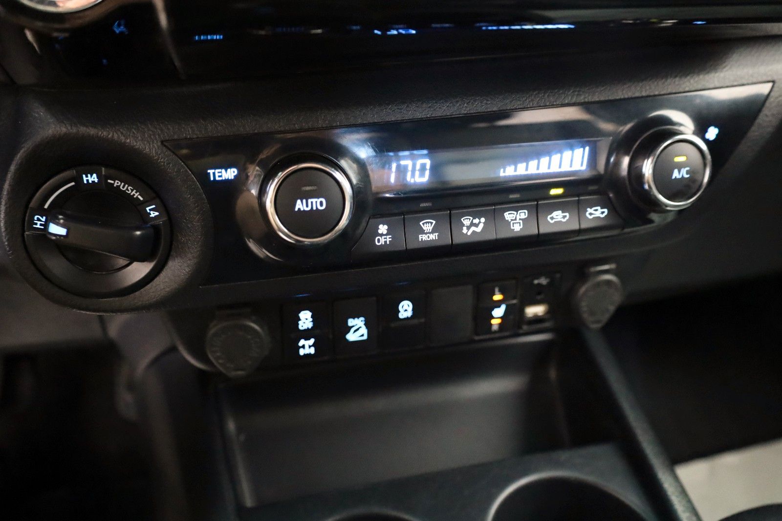 Fahrzeugabbildung Toyota Hilux 2.8 D-4D Invincible, Rollbügel, Rollo, AHK