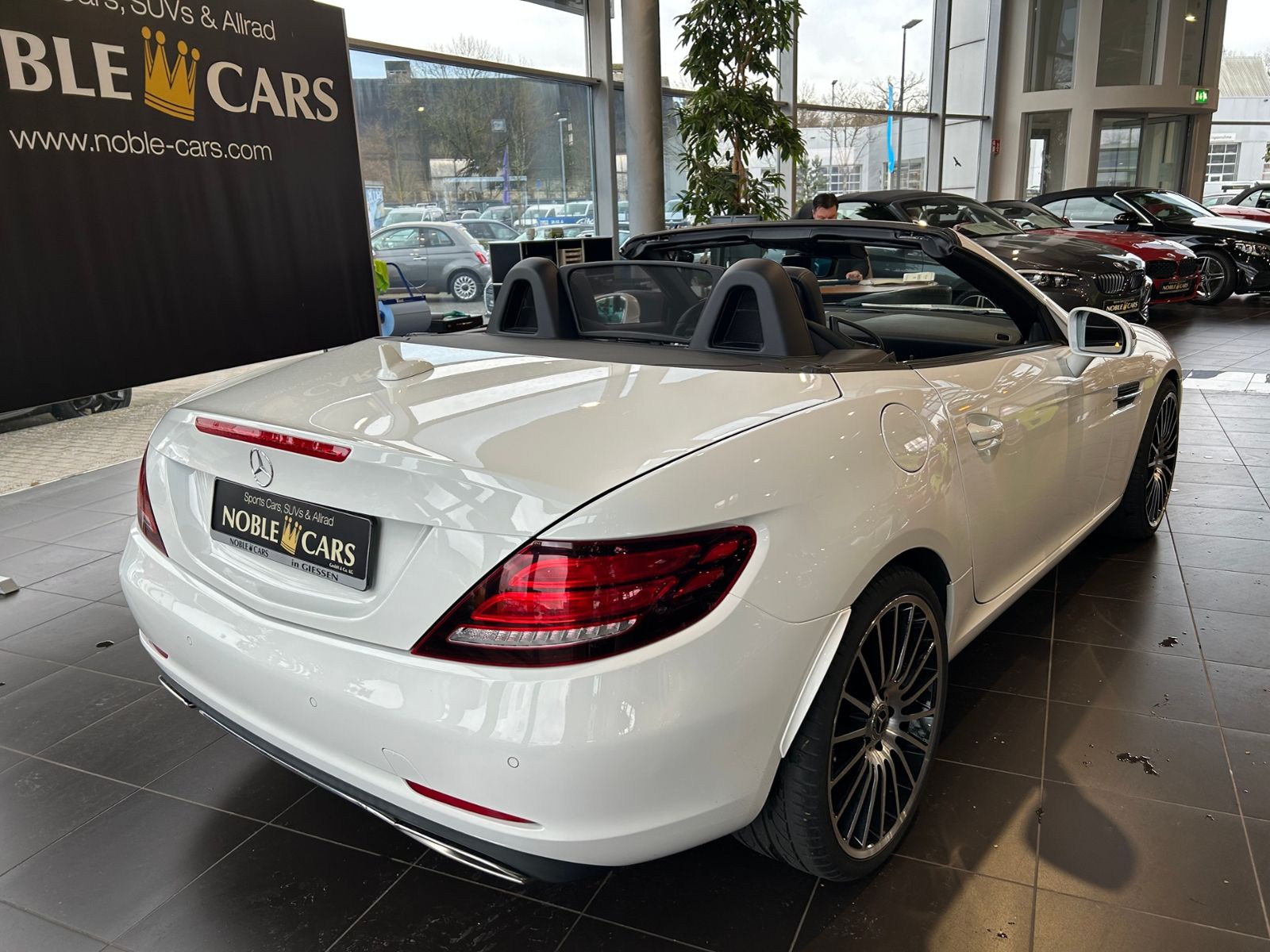 Fahrzeugabbildung Mercedes-Benz SLC 200 9G-Tronic AIRSCARF SHZ PANO NAVI