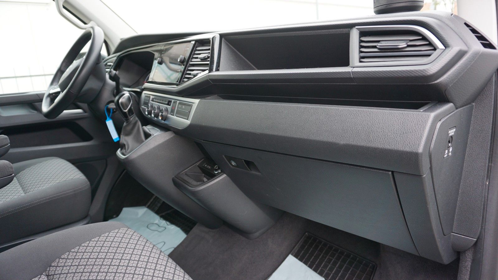 Fahrzeugabbildung Volkswagen T6 Multivan 2.0L TDI DSG Kamera Navi AHK 7 Sitze