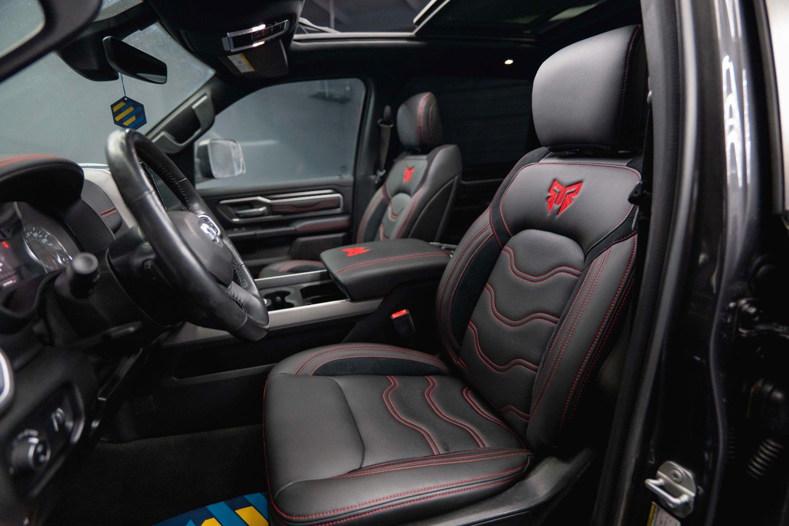 Fahrzeugabbildung Dodge RAM 5.7 V8 HEMI 4x4 OFFROAD Night-Edition *Pano*