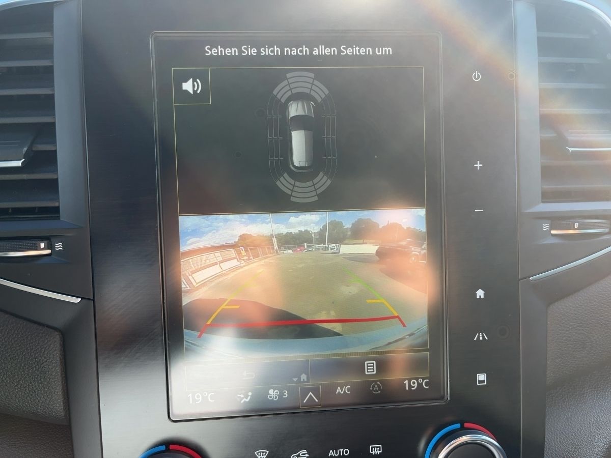 Fahrzeugabbildung Renault Megane R.S. TROPHY TCe 300 EDC R.S. Monitor HUD - mit KI generiert/bearbeitet
