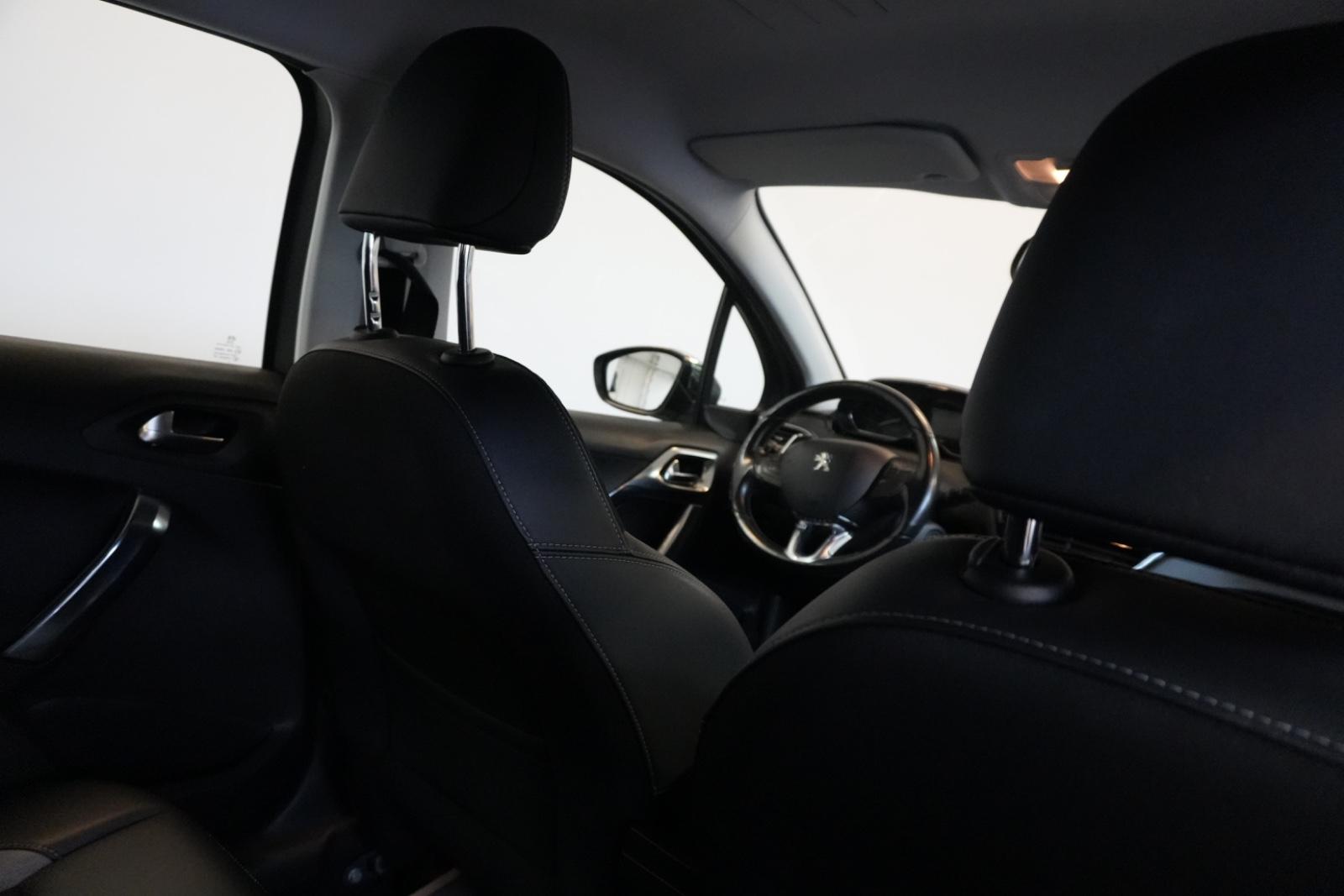 Peugeot 2008 1.2 VTi Allure Automatik PDC AHK