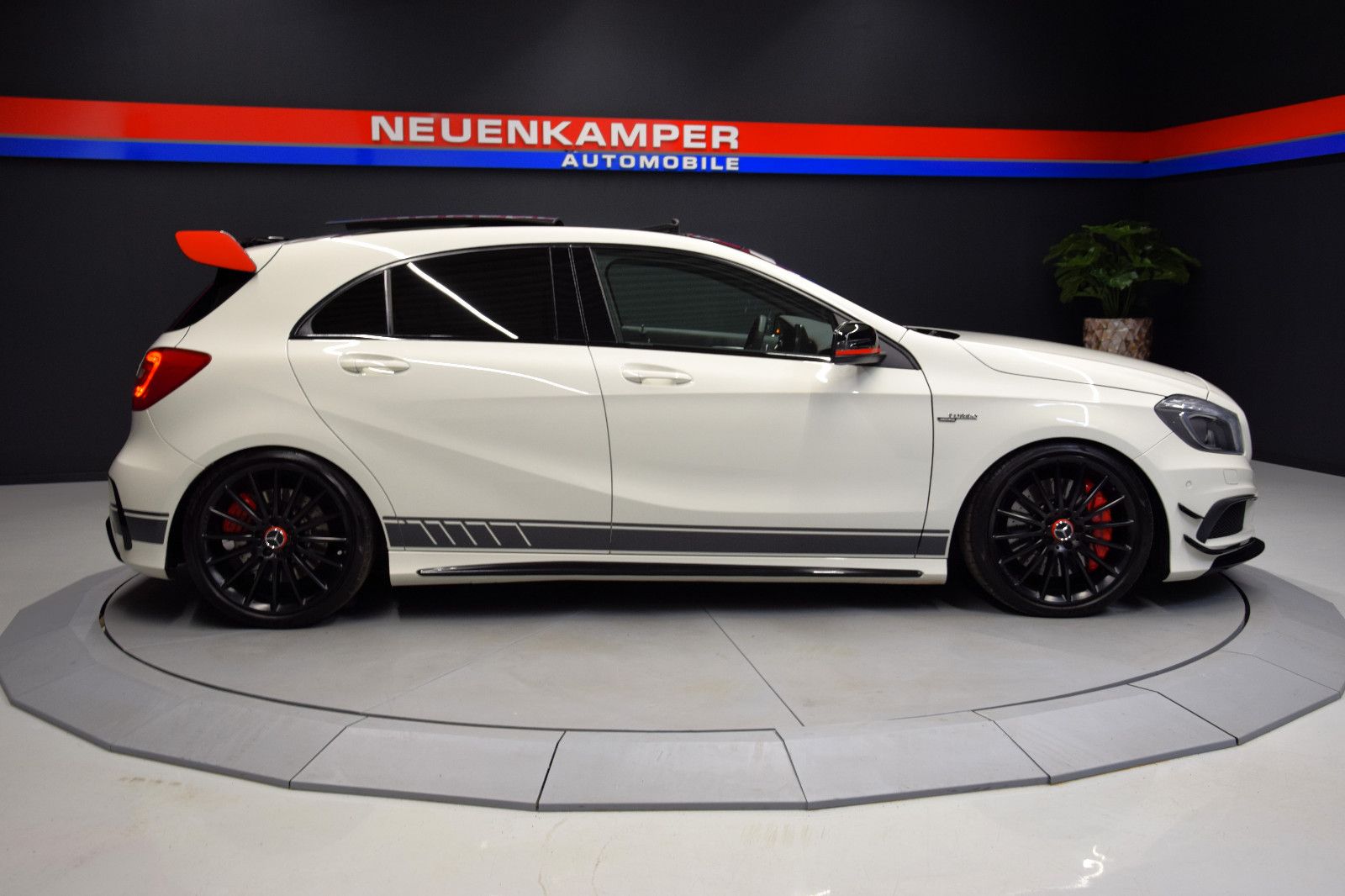 Fahrzeugabbildung Mercedes-Benz A45 AMG EDITION ONE AERO PERFORM PANO DRIVERS