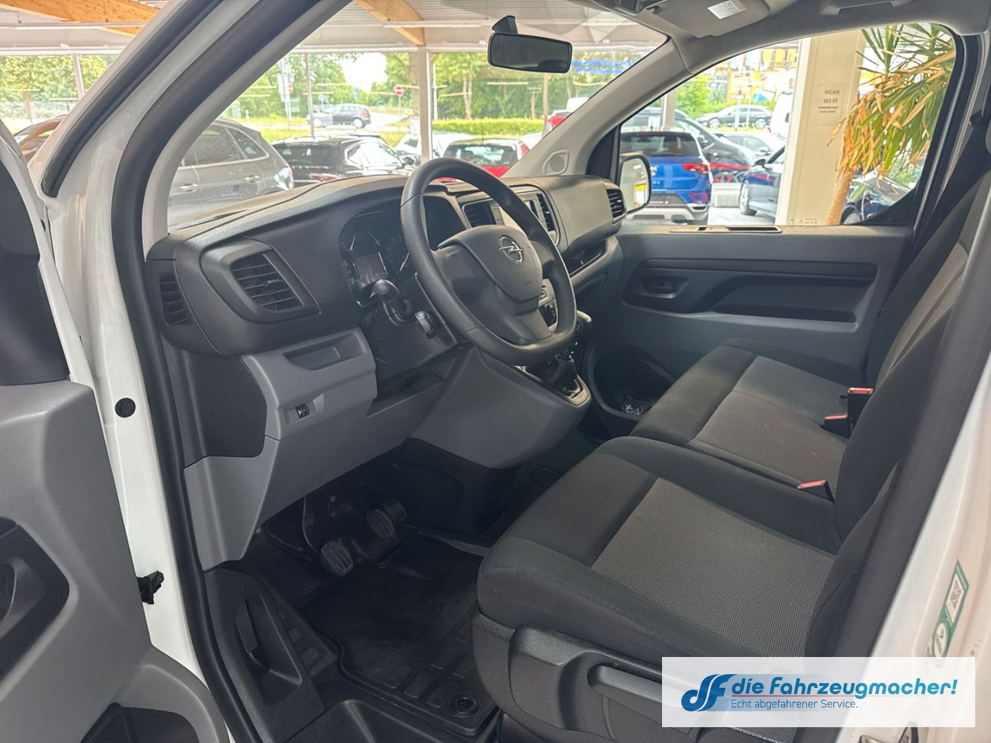 Fahrzeugabbildung Opel Vivaro Kombi L 1.5 D EU6d Apple CarPlay Android