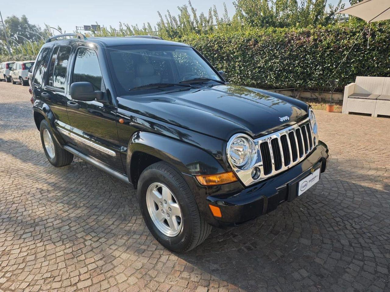 Jeep Cherokee 2005 — rear view