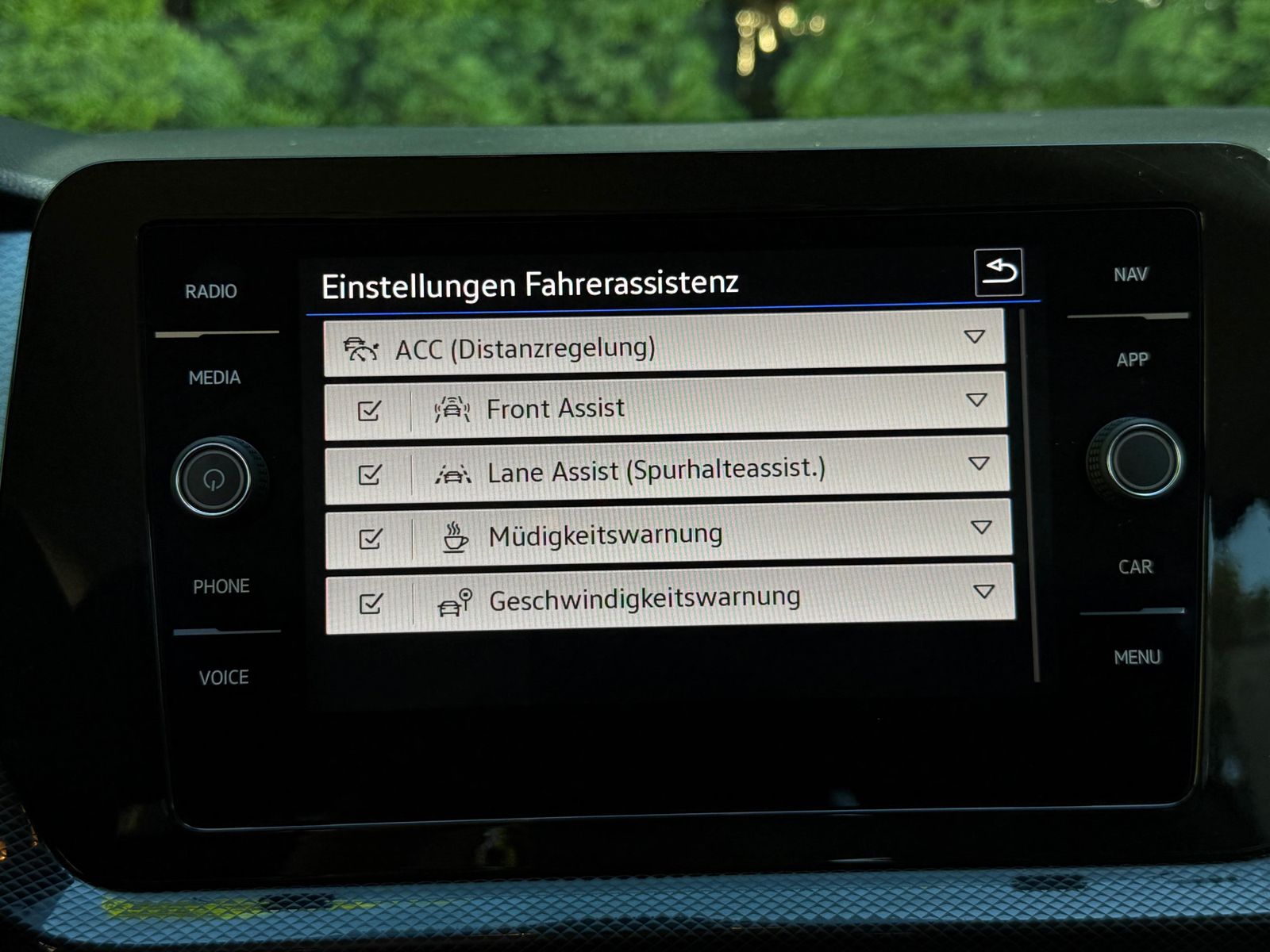 Fahrzeugabbildung Volkswagen T-Cross 1.0 TSI DSG Life LED+KAM+ACC+CARPL+SHZ+