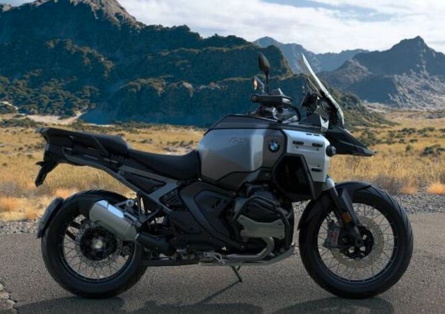 BMW R 1300 GS Adventure 'Triple Black' Eröffnungsang