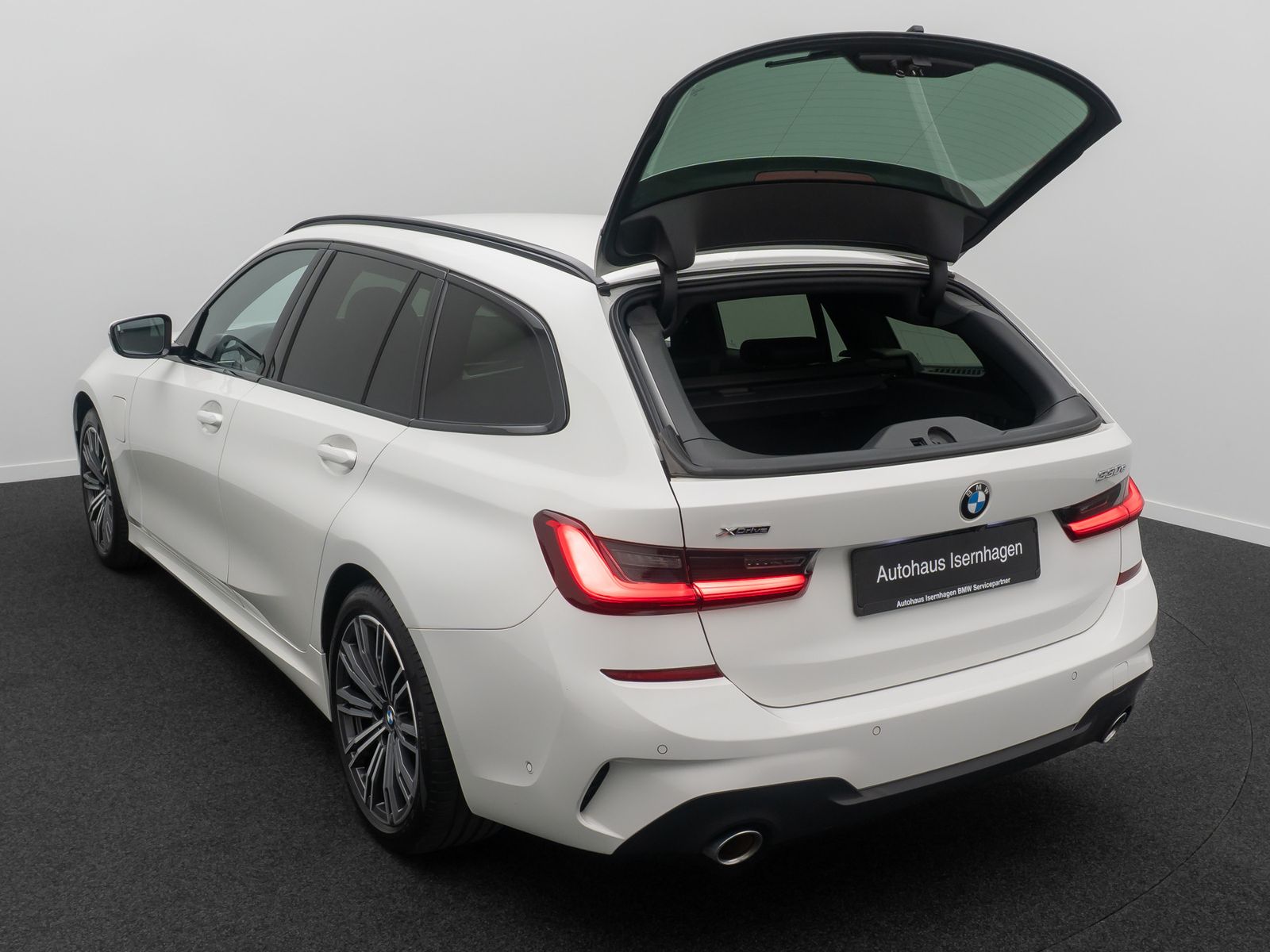 Fahrzeugabbildung BMW 330e xD M Sport 360&deg; Alarm HUD DAB Laser H/K 18"