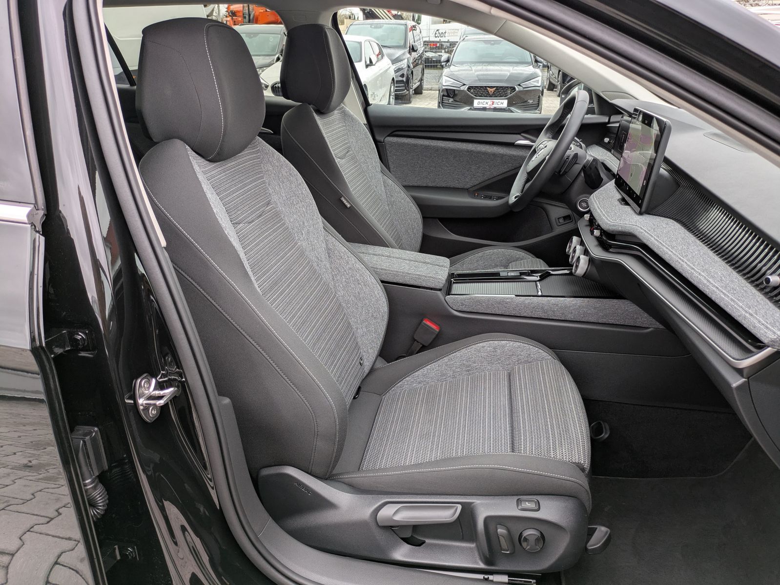 Fahrzeugabbildung SKODA Superb 2.0 TDI 4x4 Selection MATRIX*AHK*PANO*19"