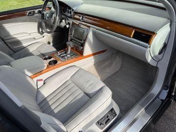 Volkswagen Phaeton - 7
