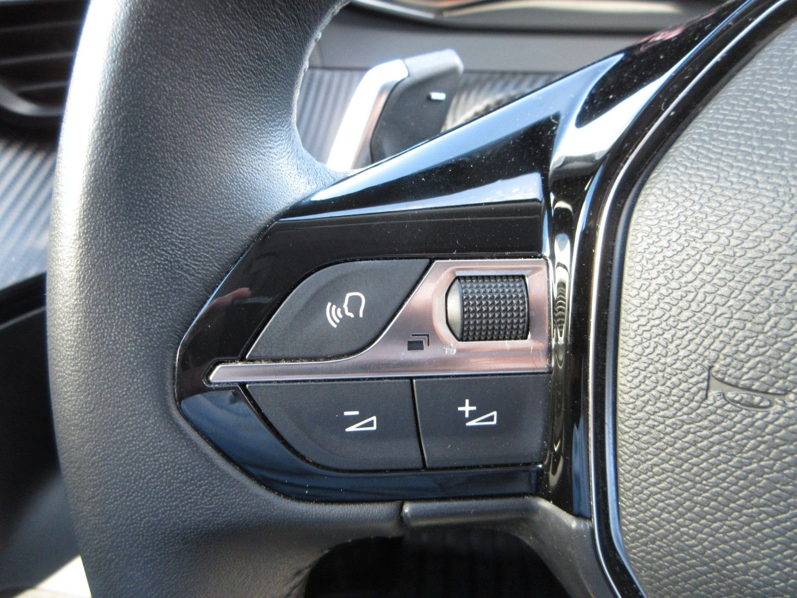 Fahrzeugabbildung Peugeot 2008 Allure 1.2T LED/NAVI/PDC/R´CAM/ALU
