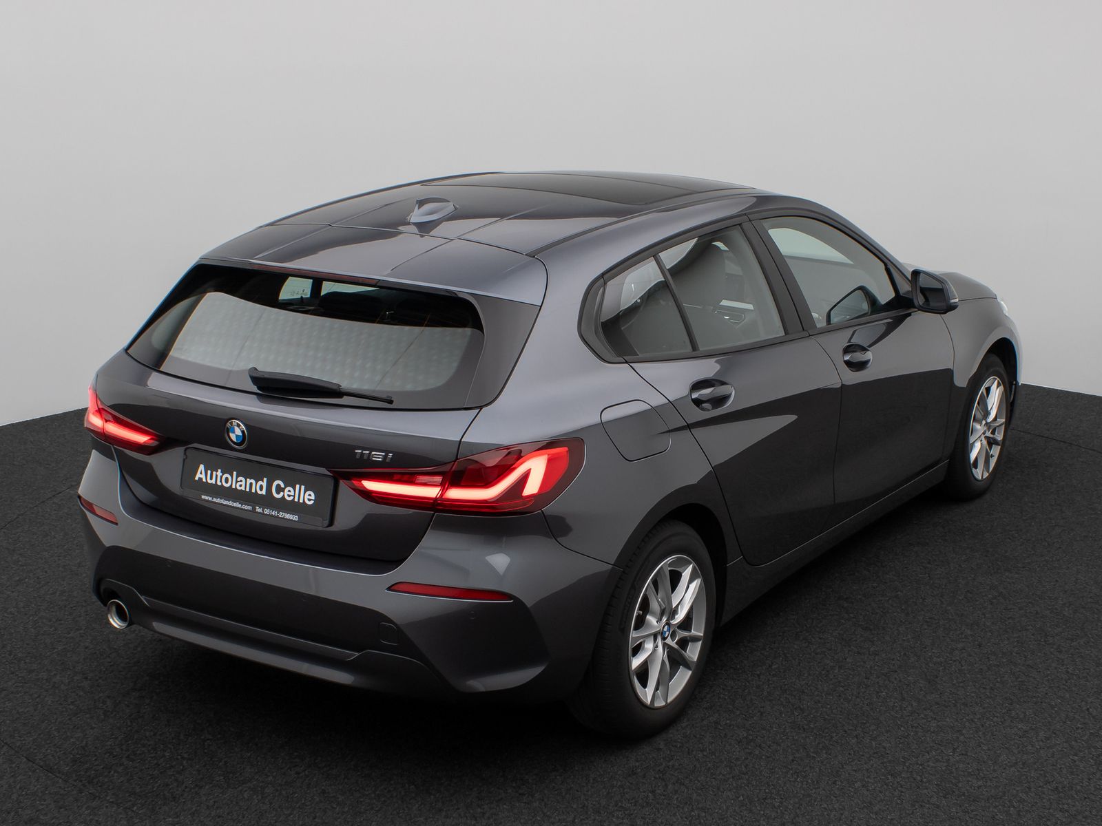 Fahrzeugabbildung BMW 118i Panorama HUD DAB HiFi WLAN PDC LED Alarm