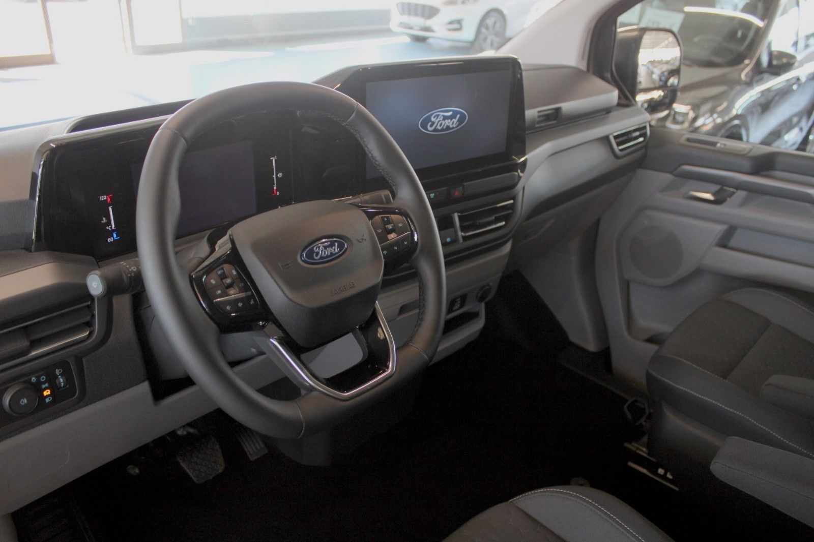 Fahrzeugabbildung Ford Tourneo Custom L2 8-Sitz Titanium Aut. LED PANO