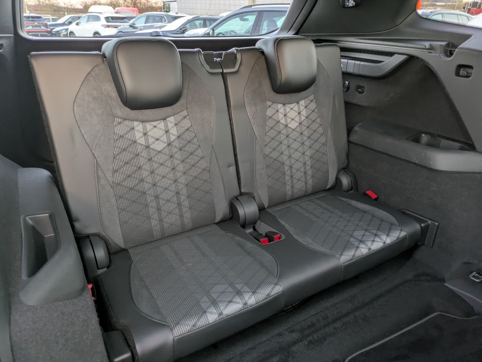 Fahrzeugabbildung Volkswagen Tayron 2.0 TDI 4M R-Line BLACK*7S*IQ-L.*PANO*HUD