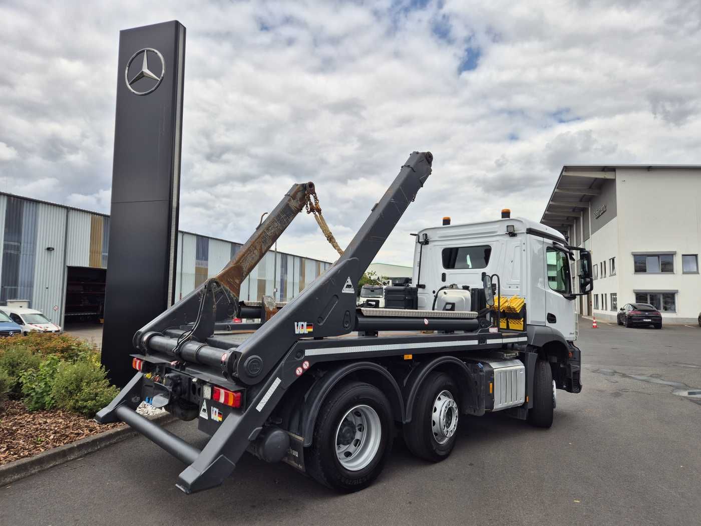 Fahrzeugabbildung Mercedes-Benz Arocs 2643 L 6x2/4 VDL AHK Funk Vorlaufachse