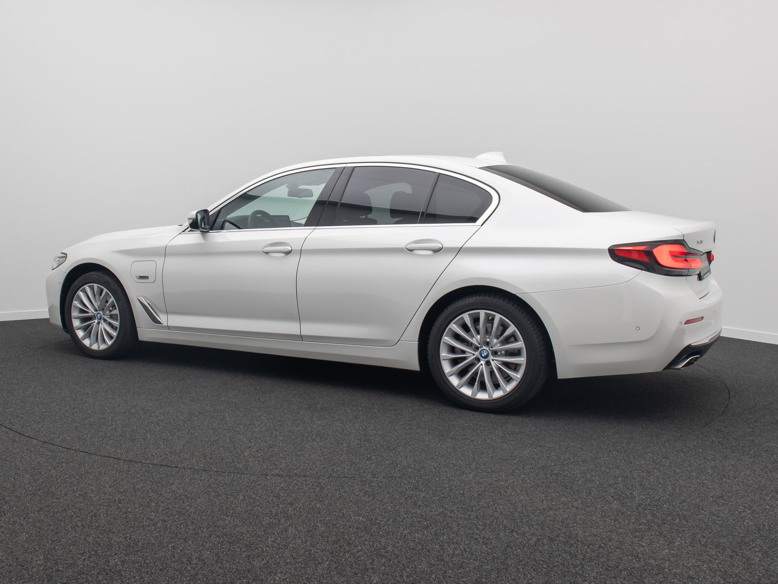 Fahrzeugabbildung BMW 530e xD Luxury Line ACC Kamera DAB H/K HUD Sport