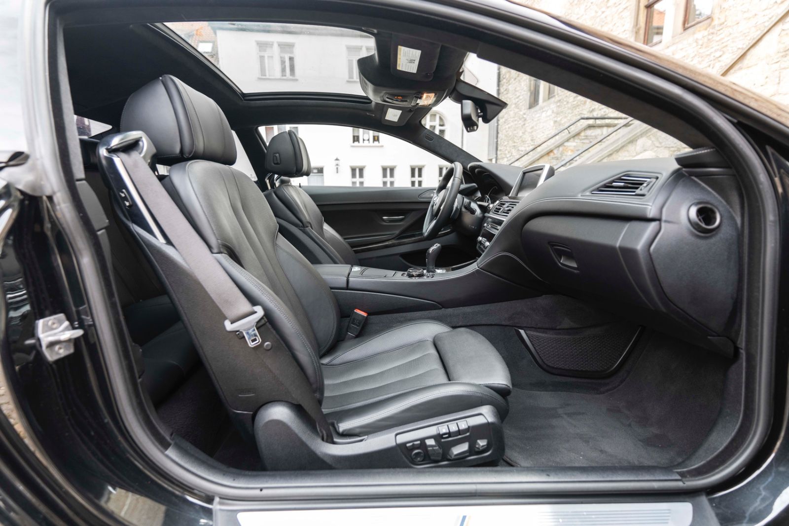 Fahrzeugabbildung BMW 650i xDrive Coupé M-SPORTPAKET HUD H&K LED KAM