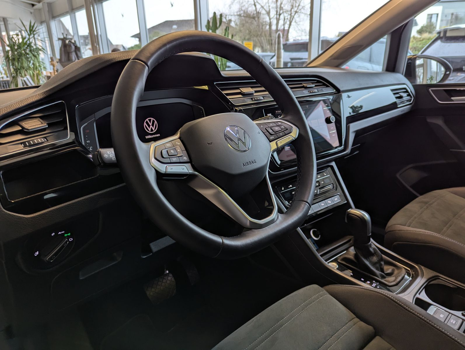 VW Touran 2.0 DSG R-Line High. Pano 7-Si IQ.Dri AHK - Image 27