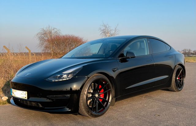 Tesla Model 3 Allradantrieb mit Dualmotor Performa...