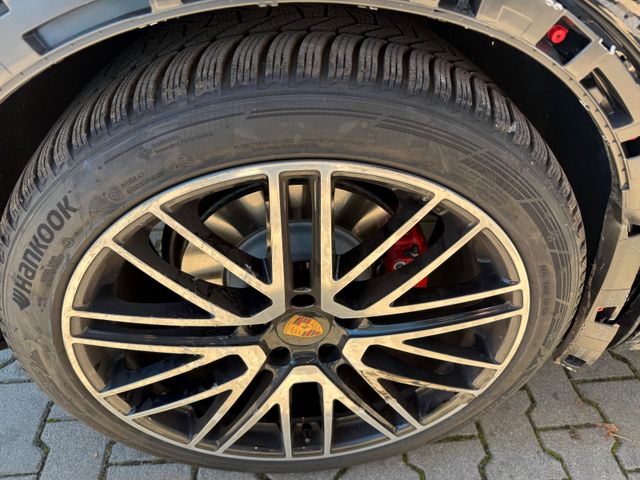 Porsche Cayenne Coupe GTS /PDCC/ STANDHZG./ BURMESTER HE Porsche Cayenne Coupe GTS /PDCC/ STANDHZG./ BURMESTER HE