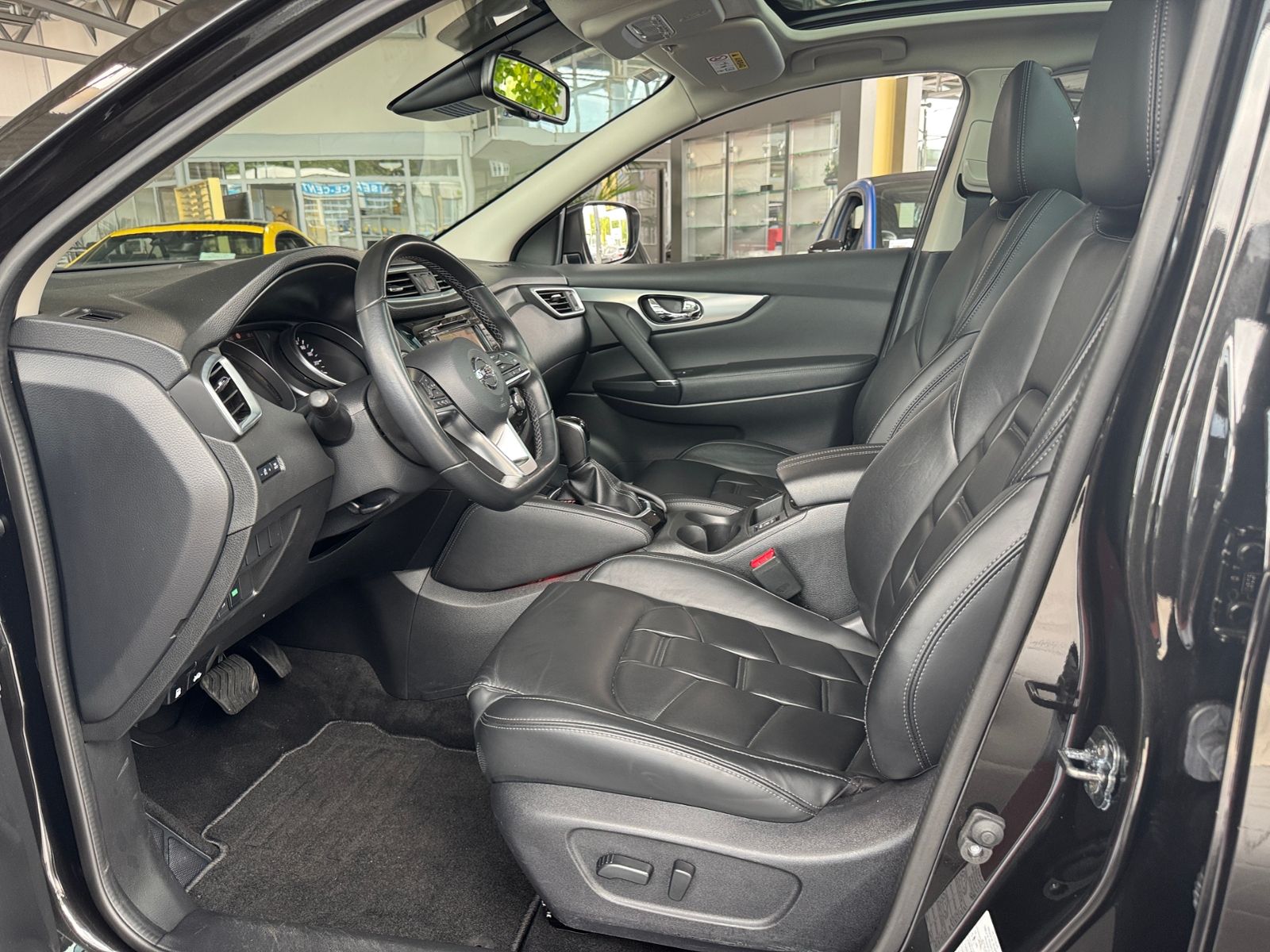 Fahrzeugabbildung Nissan Qashqai Akari PANO RFK AHK NAVI ALU