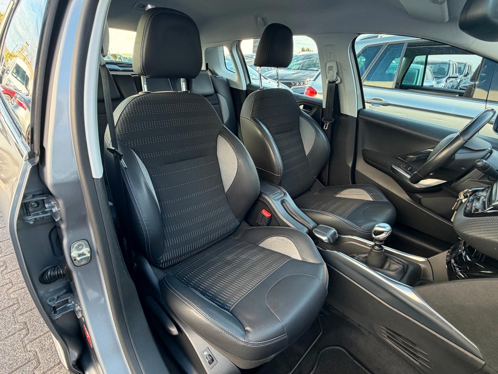 Peugeot 2008 Allure TEILLEDER/KLIMA/NAVI/AHK/PDC