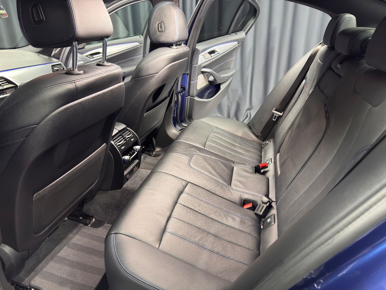 Fahrzeugabbildung BMW M550i Lim. xDrive|LASER|HEAD-UP|AHK|SCHIEBEDACH|