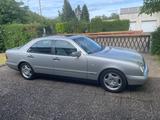 Mercedes-Benz E 240 Avantgarde  - Mercedes-Benz 240 mit Benzin-Antrieb: Limousine