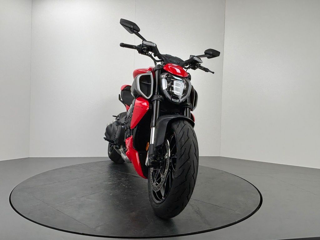Fahrzeugabbildung Ducati DIAVEL V4 *NEUWERTIG *1. HAND