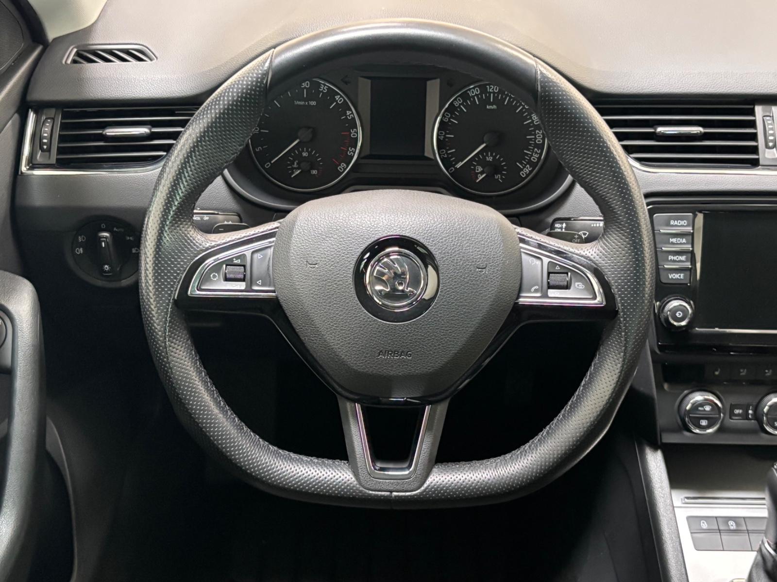 Skoda Octavia 2.0 TDI,Automatik,Scheckheft,Teilleder