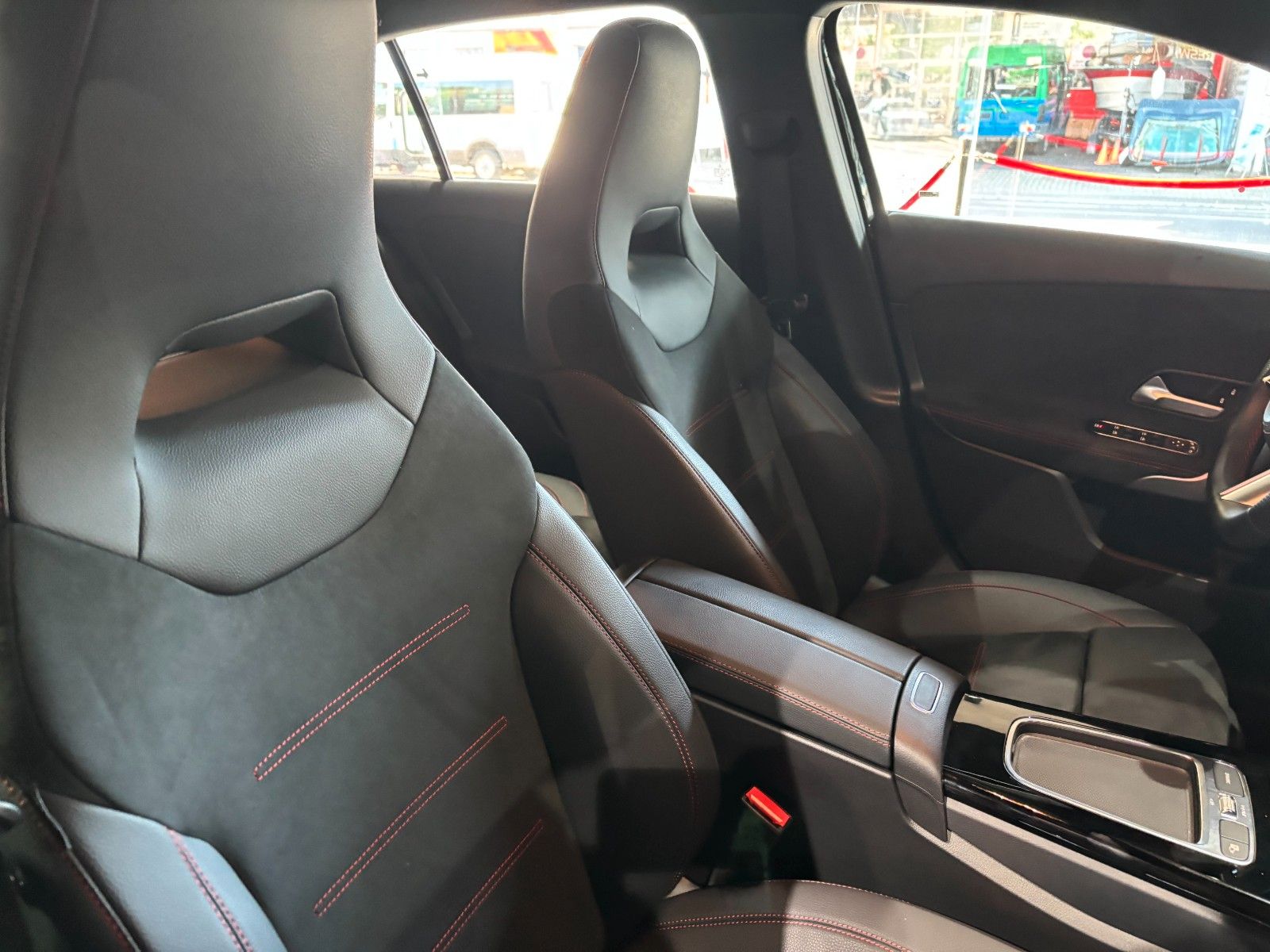 Fahrzeugabbildung Mercedes-Benz A 200 //AMG-LINE//MBUX//AMBIENTE/KAMERA/SHZ/NAVI