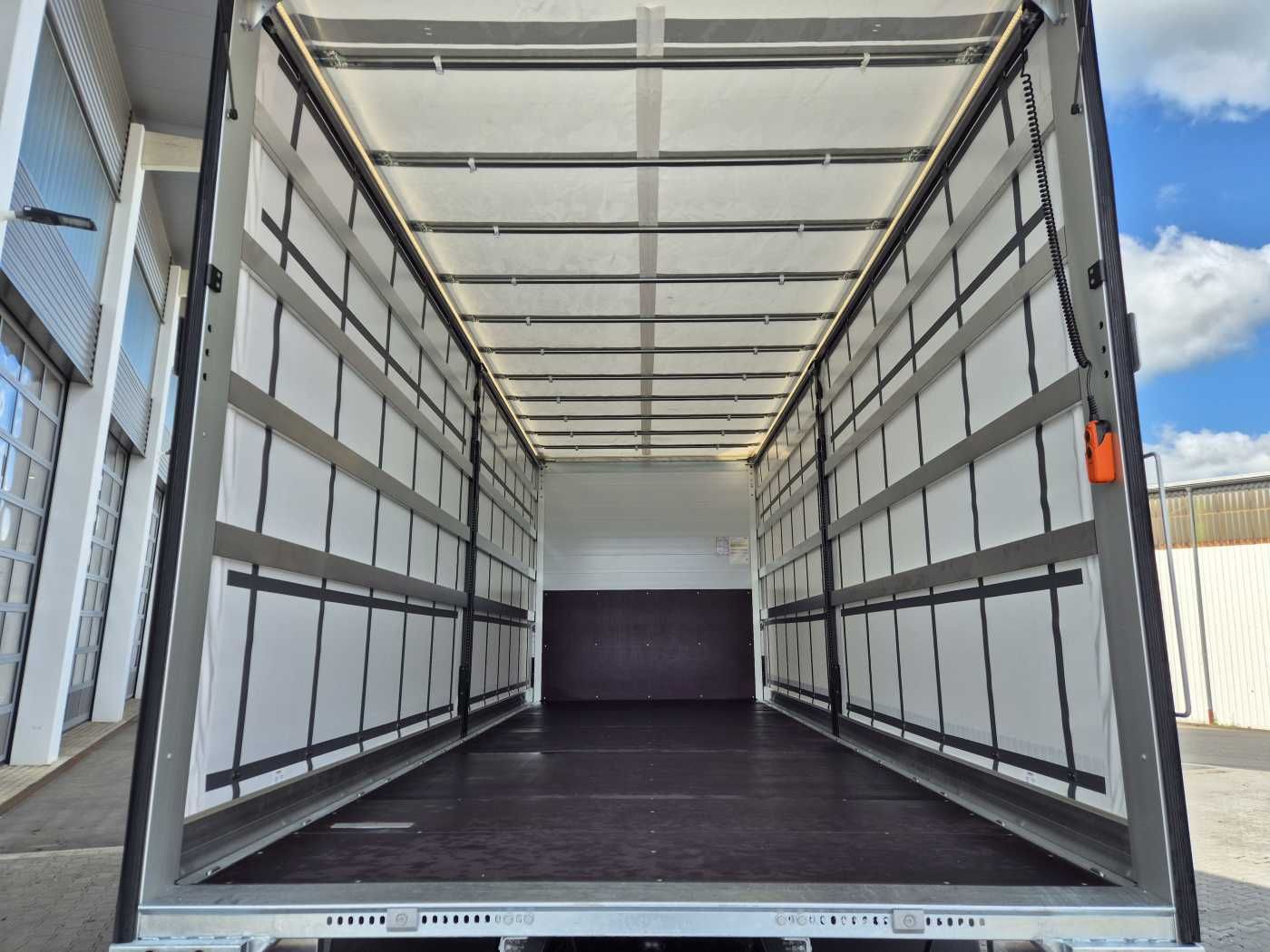 Fahrzeugabbildung Iveco S-Way AS190S42/P Schiebeplanen LBW 2.000kg AHK