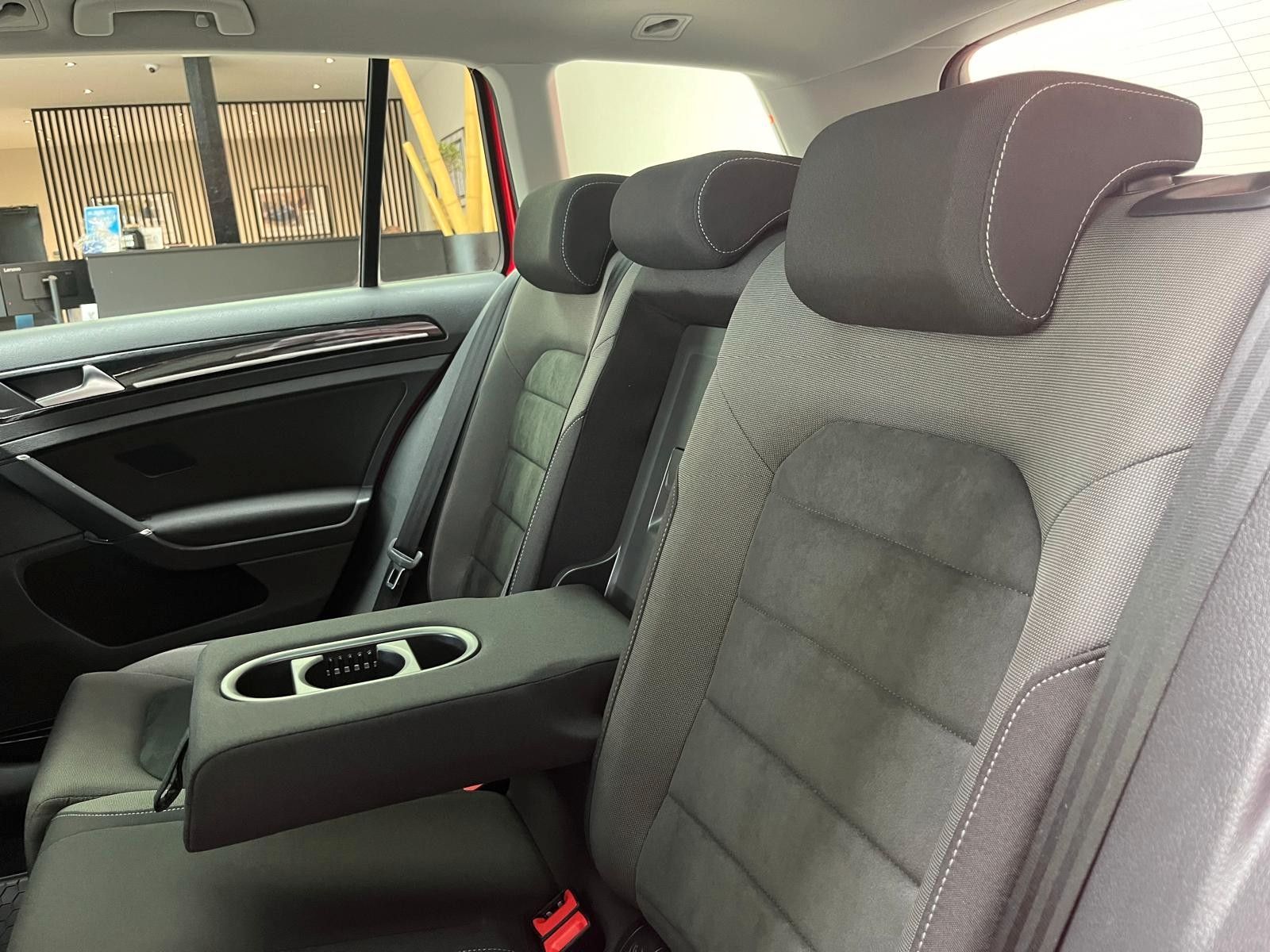 Fahrzeugabbildung Volkswagen Golf VII Variant 2.0 TDI Highline*Pano*RFK*AHK*L