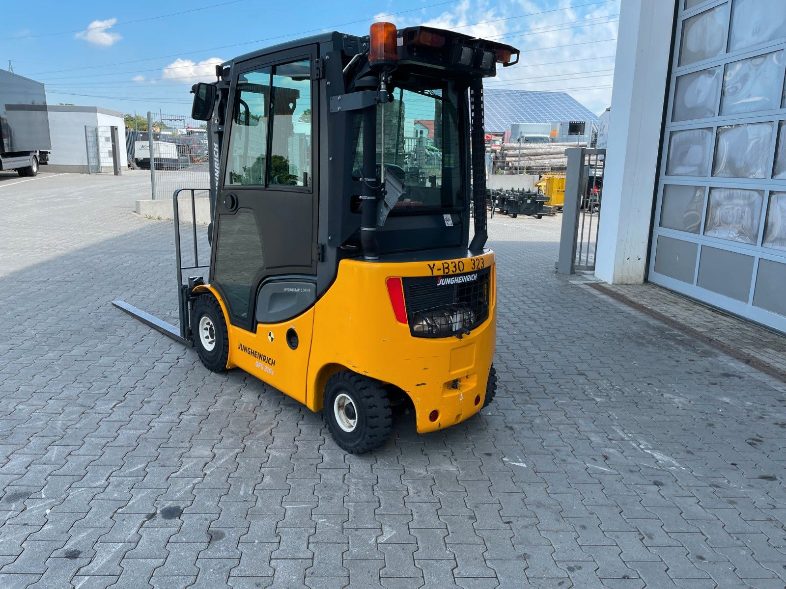 Fahrzeugabbildung Jungheinrich DFG 316s / Triplex: 4.4m / 2.008h / Klima / SS